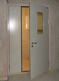 Огнезащитная дверь EI90 c выпадающим порогом в офис